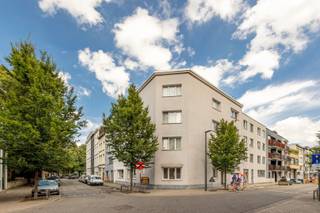 <p><span>Het appartement is gelegen in de Prekersstraat, te midden van één van de hipste wijken van Antwerpen, Sint-Andries. Tussen de Kloosterstraat en de Nationalestraat. De overvloed aan cafés, bars, restaurants en de vele evenementen doen de buurt heel het jaar bruisen. Okay en Delhaize op wandelafstand. Direct aan belangrijke invalswegen &amp; openbaar vervoer. Velostation op wandelafstand. Hier kan je alles te voet doen. </span></p><p><span> </span></p><p><span>- Philips Hue systeem</span></p><p><span>- 2 slaapkamers </span></p><p><span>- rolluiken </span></p><p><span>- Elektra conform </span></p><p><span>- EPC 220 (c) </span></p><p><span>- Gelijkvloers</span></p><p><span>- vernieuwde gasbrander (2023) </span></p><p><span> </span></p><p><span>Nooit sleuren met je boodschappen met een gelijkvloers appartement. Binnenkomen doe je in een inkomhal, daar vind je de gastentoilet. 2 slaapkamers naast elkaar. Leefruimte in L-vorm richting de keuken. Aansluitend een douchekamer met wastafel. Verder is er een gemeenschappelijke koer waar fietsen gezet kunnen worden. Overal rolluiken en Dimmers op de lichten. Perfect voor de city-lover. </span></p><p><span> </span></p><p><span> </span></p>