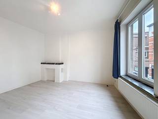 In een rustige straat vlak bij het levendige Sint-Pietersstation vind je dit aangename en lichtrijke appartement aan de Aaigemstraat 12. De ligging is een absolute troef: dankzij de uitstekende verbindingen met trein, tram en bus sta je in geen tijd in het centrum van Gent of ben je op weg naar andere steden.Het appartement beschikt over twee slaapkamers, een gezellige leefruimte en een compacte maar praktische keuken. Er is een klein terras waar je even kan genieten van de buitenlucht. De indeling is efficiënt en maakt optimaal gebruik van de beschikbare ruimte.Het appartement is instapklaar. Supermarkten, scholen, horeca en groene zones bevinden zich op wandelafstand, wat zorgt voor een comfortabele woonervaring in een levendige maar aangename buurt.Indeling: inkomhal - keuken - woonkamer - slaapkamer 1 - terras - toilet - badkamer - slaapkamer 2De gemeenschappelijke kosten in de vorm van een provisie bedragen 25,00 euro per maand en dienen voor de elektriciteit van de gemeenschappelijke delen.Onmiddellijk beschikbaar.