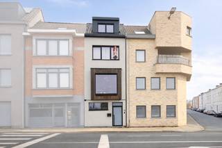 Op een vlot bereikbare ligging in Gent bevindt zich deze verrassend ruime en kwalitatief totaal gerenoveerde stadswoning (2021) met een...