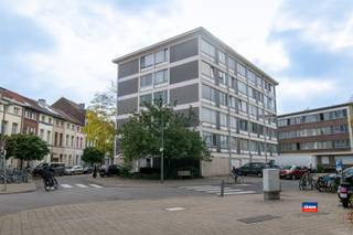<p><span>BORGERHOUT | RUIM APPARTEMENT MET DRIE SLAAPKAMERS OP CIRCA 94m²| EPC C</span><span> | GUNSTIG GELEGEN OP DE VIERDE VERDIEPING VAN HET GEBOUW | Indeling als volgt : ruime, lichtrijke leefruimte - gesloten keuken met terras - badkamer met ligbad en lavabomeubel - gastentoilet - drie slaapkamers. Er is een lift aanwezig in het gebouw. </span></p><p><span>Gemeenschappelijke kosten: € 349,00 (incl. blokpolis, onderhoud gebouw, nutsvoorzieningen gemeenschappelijke delen, water en verwarming.</span></p><p><span> </span></p><p><span> </span></p>