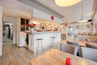 Op een gunstige en goed bereikbare ligging in Ternat bevindt zich dit veelzijdige pand voor gemengd gebruik, dat tot voor kort dienstdeed als restaurant. Dankzij de ruime indeling en het polyvalente karakter biedt het gebouw echter heel wat mogelijkheden voor een nieuwe invulling.

Het geheel is echter te renoveren, wat u de kans biedt om het pand volledig naar eigen smaak en noden in te richten. Ook bestaat de mogelijkheid tot functiewijziging eensgezinswoning (onder voorbehoud van stedenbouwkundige vergunning).

Gelegen op een ruim perceel met een groene en rustige zone achteraan, geniet u hier van een aangename buitenruimte. De centrale ligging, vlak bij invalswegen, autostrade en station, zorgt bovendien voor een uitstekende bereikbaarheid.

Troeven:

Handelspand (vrij van gebruik)

Ingericht appartement boven de handelsruimte

Ideaal voor combinatie wonen en werken

Ruim perceel met groene achterligging

Centrale, vlot bereikbare locatie

Renovatieproject met veel potentieel

Bent u op zoek naar een eigendom met karakter en mogelijkheden op een strategische ligging? Contacteer ons voor meer informatie of een bezoek ter plaatse.