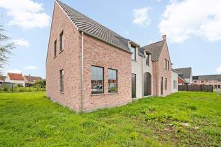 In het residentiële nieuwbouwproject ‘Reynaert’ in Zwevezele wordt deze duurzame halfopen woning gerealiseerd in een landelijke bouwstijl. De woning ligt op een perceel van 353 m² en beschikt over een zuidgerichte tuin. Op de eigen oprit is plaats voor de wagen en er is de mogelijkheid om een carport te voorzien. Via de inkomhal kom je binnen in de open leefruimte, die naadloos aansluit op de volledig uitgeruste keuken met keukeneiland. Vanuit de keuken heb je rechtstreeks toegang tot de praktische berging/wasplaats, wat zorgt voor een doordachte indeling en extra dagelijks comfort. Op de eerste verdieping bevinden zich drie slaapkamers en een ruime badkamer met dubbele wastafel, douche en bad. Een vaste trap leidt naar de open zolderruimte, waar de mogelijkheid bestaat om een extra kamer in te richten. Na aankoop wordt het interieur verder afgewerkt volgens jouw wensen en smaak. Zo geef je de woning een persoonlijke invulling en creëer je een thuis die helemaal bij jou past. Ook op het vlak van energiezuinigheid is deze woning klaar voor de toekomst. De geothermische warmtepomp in combinatie met vloerverwarming zorgt voor een aangename verwarming in de winter en energiezuinige passieve koeling tijdens de zomer.<br /><br />De vermelde prijs omvat zowel de grond als een volledig afgewerkte, instapklare woning. Ook de voorziene afwerkingen en voorzieningen zijn inbegrepen, waaronder een budget voor keuken en badkamer inclusief sanitair, warmtepomp, zonnepanelen, vloerverwarming, keuringen, terras, oprit, afsluiting en grasaanleg. Enkel de wettelijke kosten zijn nog niet inbegrepen. Bekijk de transparante ALL-IN prijs voor een volledig afgewerkte en instapklare woning, inclusief notariskosten, aansluitkosten, verkooprecht en btw, op onze website: www.dumobil.be/nl/woonprojecten/projecten/zwevezele-reynaert Of vraag vrijblijvend meer informatie aan onze bouwadviseur Sam Borrey via sam@dumobil.be of 0483 210 133.