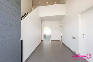 * Ruime alleenstaande woning in Tielt (Meulebeke)<br />* Centrale en vlot bereikbare ligging, op korte afstand van het centrum en bushalte<br />* Momenteel ingericht als kantoorruimte maar met bijzonder potentieel om te worden omgevormd tot een stijlvolle, comfortabele en eigentijdse woning<br />* Bouwjaar : 1996<br />* Oppervlakte : 558m²<br />* Verwarming op aardgas<br />* Zonnepanelen : 20 panelen (8300Wp)<br />* 3 parkeerplaatsen voorzien van een laadpaal<br />* Gelijkvloers : ruime Inkomhal - burelen of leefruimte (mits kleine aanpassingen) - toilet - keuken<br />* 1ste verdieping : ruime nachthal - 2 slaapkamers - technische ruimte / stockage - badkamer<br />* Outdoor : tuin (achter) met terras en beplanting - voortuin met beplanting en 3 parkeerplaatsen<br />* Alle ruimtes zijn wit geschilderd<br />* EPC : label C : 241 kWh/m²jaar (UC3892325)<br />* Vg/Wg/Gvv/Gvkr/Gmo<br />* Vrij bij akte