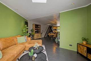 Ontdek deze jonge, hippe en instapklare woning gelegen in de Melkwegel 28 te Heusden.<br />Deze eigentijdse woning combineert comfort, ruimte en een praktische indeling, ideaal voor wie op zoek is naar zorgeloos wonen om te starten.<br />De lichtrijke open leefruimte met eet- en woonkamer sluit naadloos aan op de moderne keuken, die volledig uitgerust is met alle nodige toestellen en hedendaags comfort. Een perfecte setting voor gezellige momenten met familie en vrienden. Buiten geniet u van een aangename koer, ideaal om een dagelijks luchtje te scheppen.<br />Een absolute troef van deze woning is de zeer ruime slaapkamer met ensuite badkamer voorzien van een open inloopdouche, een ligbad, een moderne wastafel en een apart toilet, wat zorgt voor extra privacy en luxe. Ook de wasmachine en droogkast kunnen hier voorzien worden.<br />Daarnaast biedt de zolderkamer nog tal van mogelijkheden: bureau, hobbyruimte of extra slaapkamer.<br />Met een gunstig EPC en een uitstekende ligging in een rustige, maar vlot bereikbare buurt, is deze woning een unieke kans.<br /><br />Indeling: <br /><br />inkomhal - apart toilet - keuken - woon-en eetkamer - koer - badkamer - apart toilet - master bedroom - zolderkamer<br /><br />Voor meer informatie of een bezoek ter plaatse neemt u best contact op met onze dossierverantwoordelijke Lansan via 0470 67 66 17 of lansan@immomamo.be.<br /> 