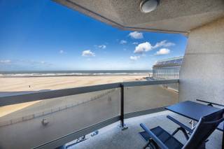 <strong>LUXUEUZE STUDIO MET FRONTAAL ZEEZICHT IN RESIDENTIE ANDROMEDA</strong><br />Ontdek deze charmante en lichtrijke studio gelegen op de derde verdieping van de prestigieuze Residentie Andromeda, op de dijk en vlakbij het Kursaal van Oostende.<br />De studio omvat een aangename leefruimte met toegang tot het zonnig terras dat een prachtig uitzicht biedt over de Albert I-Promenade en de zee, een inkomhal met praktische kastenwand, een volledig ingerichte keuken, een badkamer met dubbele lavabo, bad, douche en toilet,<br />Dankzij de grote raampartijen geniet u van een overvloed aan natuurlijk licht en een adembenemend zeezicht – de perfecte plek om tot rust te komen aan de Belgische kust.<br /><u>Troeven</u>:
<ul>
	<li>Gelegen in één van de meest gegeerde residenties van Oostende</li>
	<li>Onmiddellijk aan de zeedijk en het centrum</li>
	<li>Perfect onderhouden standing volle residentie met geen grote kosten</li>
	<li>Ideaal als tweede verblijf of investering</li>
</ul>
<u>Praktisch</u>

<ul>
	<li>Oppervlakte: 45 m² + terras</li>
	<li>Niet-geïndexeerd K.I.: € 932,00</li>
	<li>Asbestveilig</li>
	<li>EPC: 149 kWh/(m² jaar) - B-label</li>
</ul>