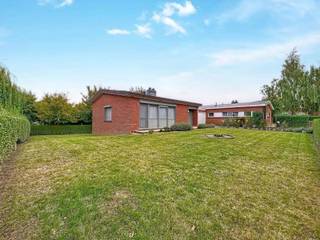 Deze charmante halfopen bungalow is gelegen in een aangename en rustige woonwijk.<br />De inkomhal leidt naar de ruime, lichtrijke leefruimte met gezellige zit- en eethoek. Grote ramen brengen overvloedig daglicht binnen en zorgen voor een warm en open gevoel, waardoor u zich hier meteen thuis voelt.<br />De woning beschikt over een keuken met zicht op de voortuin, een gastentoilet, drie slaapkamers en een badkamer met bad/douche en lavabo. Alle ramen zijn voorzien van muggenramen en alle rolluiken zijn elektrisch bedienbaar. De inpandige garage met elektrische sectionale poort en de oprit met plaats voor twee wagens bieden voldoende parkeergelegenheid, aangevuld met extra parking achteraan het huis.<br />Deze bungalow biedt de perfecte combinatie van rust, functionaliteit en gezelligheid. Op korte afstand vindt u alles wat u nodig heeft: scholen, apotheek, bloemen- en groentewinkels, en op woensdag en zaterdag de gezellige markt. Kledingzaken, elektro- en grootwarenhuizen liggen op slechts 3 km afstand.<br /><br />Extra troeven:<br /><br />Grote zonnige tuin<br />Uitweg achteraan<br />Rolluiken (elektrisch, met muggenramen)<br />Regenwaterput<br />Kindvriendelijke en rustige wijk<br />Nabij winkels, scholen, openbaar vervoer en wekelijkse markt<br /><br />Deze woning is te koop ZONDER makelaar via het concept van Smart Houses! Wenst u verdere inlichtingen of bezoek? Contacteer rechtstreeks de eigenaar via 0474/89.07.56