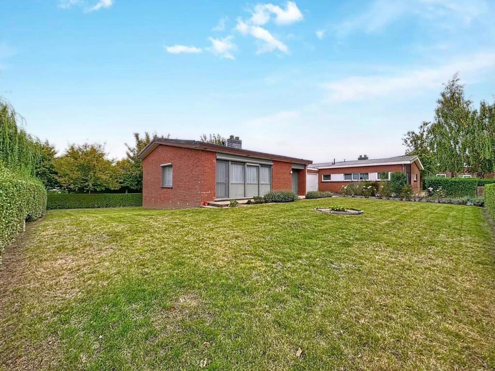 Halfopen bungalow met 3 slaapkamers in rustige wijk - foto 2