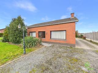 Op de grens met Stevoort vinden we deze te renoveren gezinswoning terug op een perceel van 9a 77ca.De centrale ligging maakt dat het centrum van...