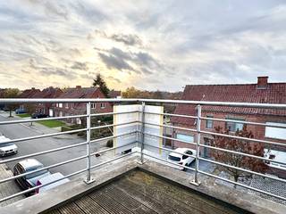 Hedendaags, tof 2 slaapkamer-appt met terras in Kuurne. <br /><br />Zopas nieuw geschilderd. Inkom met apart toilet en lange gang tot aan de leefruimte met veel lichtinval, vele raampartijen en een aangenaam terras. Een open leefruimte met keuken.<br />De keuken is volledig geïnstalleerd en heeft een handige en echt ruime berging. <br /><br />Verder zijn er 2 slaapkamers waarvan 1 met inbouwkast. De badkamer heeft een ligbad, douche en wastafel.<br /><br />Lift is in het gebouw aanwezig. <br />Voorschot syndic: 50 EUR/mnd.<br /><br />PLUSPUNTEN:<br />+ instap klaar<br />+ energiezuinig<br />+ centrumligging