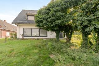 GROTE op te frissen woning met ATELIER, GARAGES en grote achterliggen en naastliggende tuin. Heel wat potentieel voor zelfstandige beroepen:...