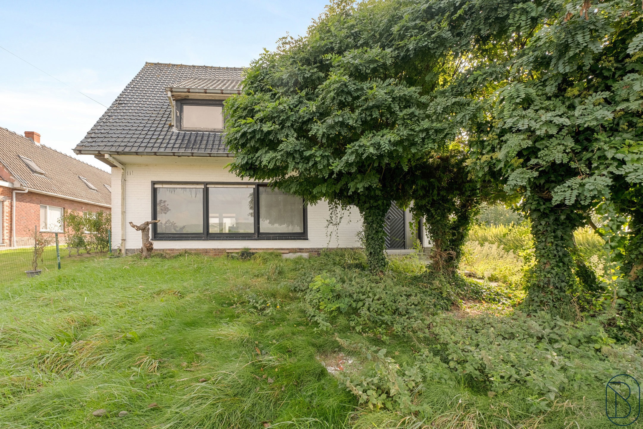 Te renoveren VILLA met ATELIER, GARAGES en grote tuin. - foto 2