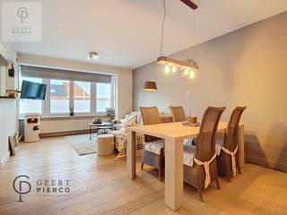 Via de gemeenschappelijke trappenhal begeven we ons naar de eerste verdieping.De centrale inkomhal met vestiaire en gastentoilet geeft doorgang tot...