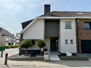 In een uiterst rustige straat deze stijlvolle half open bebouwing.<br />De voorbije jaren volledig gerenoveerd.<br />Dit prachtig pand biedt :<br /><br /><span>✅ Immense lichtinval<br />✅ Grote leefruimtes<br />✅ Prachtige & ruime ingerichte keuken<br />✅ Volledig zicht op de tuin<br />✅ Drie ruime slaapkamers waarvan één met dressing<br />✅ Volledig onderkelderd.<br />✅ Zonnepanelen<br />✅ warmtepomp/airco<br />✅ Tuin & garage<br />✅ EPC label B<br /><br /></span>Instapklaar !!
