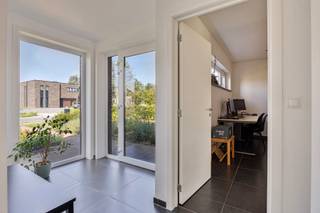 Een bezoek kan enkel telefonisch ingepland worden op het nummer 0496 07 89 48.Wij zijn verheugd u deze tijdloze, moderne en ruime woning te mogen...