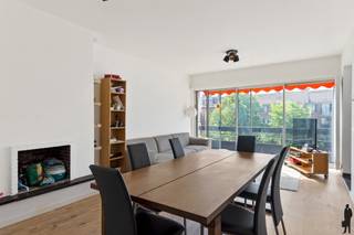 <strong>Lichtrijk gerenoveerd appartement met 2 slaapkamers</strong><br /><br />Het appartement is recent gerenoveerd (ca. 2020) en is kwaliteitsvol afgewerkt. <br /><strong><br />Algemeen:</strong><br />- Bewoonbare oppervlakte: ca. 88 m²<br />- Er ligt parket doorheen het appartement <br />- 2 ruime slaapkamers <br />- 1 polyvalente ruimte/berging/bureau<br />- Optimale lichtinval in het gehele appartement<br />- Grote leefruimte met volledig geïnstalleerde keuken<br />- Onderhoudsvriendelijk terras<br />- Het raam in de woonkamer wordt hersteld<br /><br /><strong>Technische kenmerken:</strong><br />- Condensatie ketel op gas <br />- Keuken voorzien van alle comfort en moderne toestellen<br />- Badkamer met inloopdouche en dubbel badkamermeubel<br />- 2 bergingen<br />- Energiezuinig appartement (EPC B)<br />- Geen grote kosten voorzien aan het gebouw<br /><br /><strong>Indeling:</strong><br />- Inkomhal<br />- Ruime leefruimte op parket met eetplaats<br />- Volledig uitgeruste keuken met bergruimte <br />- Woonkamer met toegang tot terras<br />- 2 ruime slaapkamers <br />- Badkamer met inloopdouche en dubbel badkamermeubel<br />- Apart toilet<br />- Bijkomende polyvalante ruimte/bergruimte/bureau<br />- Terras (7 m²)<br /><br /><strong>Onmiddellijke omgeving:</strong><br />- Zeer vlotte bereikbaarheid naar Antwerpen en Brussel<br />- Scholen, winkels, openbaar vervoer op wandelafstand