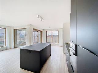 <p><span>Dit aangename appartement bevindt zich op de </span><span>5de verdieping</span><span> van een verzorgd gebouw met lift. Bij het binnenkomen kom je in een ruime inkomhal met een apart toilet en een moderne douchekamer, uitgerust met een dubbele lavabo. Het appartement beschikt over </span><span>twee volwaardige slaapkamers</span><span>.</span></p><p><span>Dankzij de </span><span>hoekligging</span><span> wordt de leefruimte omgeven door grote raampartijen, wat zorgt voor een overvloed aan natuurlijk licht en een open, aangenaam gevoel met een mooi uitzicht. De leefruimte sluit naadloos aan op de open keuken, die volledig is geïnstalleerd met moderne en energiezuinige toestellen, waaronder een efficiënte koel-vriescombinatie. Vanuit de leefruimte heb je directe toegang tot het </span><span>mooie terras</span><span>.</span></p><p><span>Het appartement wordt volledig geschilderd en voorzien van gordijnen &amp; verlichting. </span></p><p><span>Het appartement maakt deel uit van een </span><span>groene, bijna energieneutrale woonsite</span><span>, gelegen in een park met beschermd natuurgebied. Bovendien bevindt het zich op slechts </span><span>500 meter van het commerciële centrum van Wilrijk</span><span>. Antwerpen is vlot bereikbaar op tien minuten rijden, en ook de A12 en E19 richting Brussel liggen op slechts enkele minuten afstand. Er is een </span><span>fietsenstalling met oplaadpunten voor elektrische fietsen</span><span> voorzien.</span></p><p><span>Kosten:</span></p><ul><li><span>50,- euro  provisie voor verwarming</span></li><li><span>95,- euro vaste kosten (gebouwbeheer, onderhoud van de gemeenschappelijke delen, lift, elektriciteit van de gemeenschappelijke delen, enz.)</span></li></ul><p><span>Dit appartement is ideaal voor wie op zoek is naar modern wooncomfort in een groene en rustige omgeving, zonder in te boeten aan bereikbaarheid.</span></p><p><span>Interesse? Neem gerust contact op voor meer informatie of een bezichtiging.</span></p><p><span> </span></p><p><span> </span></p>