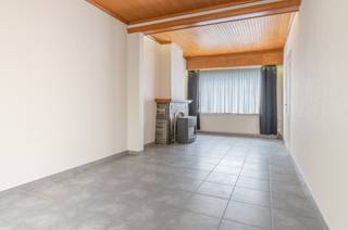 <p>Charmante gesloten woning in Sint-Niklaas, gelegen in een residentiële woonkern nabij scholen en belangrijke invalswegen.</p>

<p>Deze woning uit de periode 1925 combineert karakter met een praktische indeling en een centrale ligging. De gezellige leefruimtes en de aangename veranda zorgen voor een warme woonbeleving. Met twee slaapkamers, een aparte bureauruimte en een stadstuin van 30 m² biedt deze woning heel wat mogelijkheden voor starters, koppels of kleine gezinnen. Dankzij de vlotte bereikbaarheid en de nabijheid van voorzieningen geniet je hier van comfortabel wonen in Sint-Niklaas. De woning beschikt bovendien over een EPC-label D.</p>

<p>• Inkomhal met toegang tot de leefruimtes<br />• Gezellige woonkamer van 20,92 m² met natuurlijke lichtinval<br />• Functionele keuken van 7,79 m² uitgerust met elektrische kookplaat, oven en spoelbak<br />• Veranda van 11,65 m² met zicht op de tuin<br />• Praktische wasplaats met aansluiting voor wasmachine en droogkast<br />• Apart toilet<br />• Badkamer van 4,66 m² met ligbad, toilet en lavabo<br />• Bureel van 3,32 m² ideaal voor thuiswerk of hobbyruimte<br />• Twee slaapkamers van 12,06 m² en 10,13 m²<br />• Aangename tuin van 30 m²</p>

<p>• Centrale ligging nabij scholen, winkels en invalswegen<br />• Gezellige veranda met aansluiting op de tuin<br />• Praktische indeling met bureauruimte en twee slaapkamers</p>

<p>Neem vandaag nog contact op met je ERA-makelaar voor een bezoek. JOUW DROOMHUIS. ZO GEVONDEN!</p>