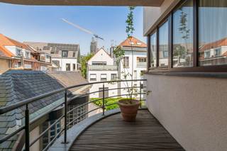 Gelegen in het historische hart van Antwerpen geniet dit appartement van een uitzonderlijke ligging, op wandelafstand van de Grote Markt, de Meir, gezellige horecazaken en tal van winkels. Openbaar vervoer, fietsverbindingen en belangrijke invalswegen bevinden zich in de onmiddellijke nabijheid, waardoor u zich vlot door en buiten de stad verplaatst. Hier combineert u het bruisende stadsleven met alle comfort en voorzieningen binnen handbereik.<br /><br /><strong>Indeling</strong><br />Via de verzorgde gemeenschappelijke inkomhal bereikt u het appartement op de tweede verdieping, toegankelijk via zowel de conforme lift als de traphal.<br />De inkomhal met vestiairegedeelte geeft toegang tot een praktische berging met aansluiting voor wasmachine en droogkast.<br /><br />Verder beschikt het appartement over een ruime woon- en eetkamer die dankzij de grote raampartijen geniet van een overvloed aan natuurlijk licht. Aansluitend bevindt zich de keuken. Vanuit de leefruimte heeft u rechtstreeks toegang tot het gezellige terras.<br />Achteraan bevinden zich een apart gastentoilet, twee volwaardige slaapkamers, waarvan één met ingemaakte kasten, en een badkamer uitgerust met ligbad met douchefunctie en lavabo.<br /><br />Tot slot is er de mogelijkheid om een <strong>ondergrondse autostaanplaats</strong> aan te kopen voor <strong>€ 35.000</strong>.<br />Ter info: beide slaapkamers als de keuken worden 20 juli ’26 herschilderd.<br /><br /><strong>Bijzonderheden</strong><br />+ Energiezuinig appartement<br />+ Veel natuurlijke lichtinval<br />+ Gezellig terras<br />+ 2 volwaardige slaapkamers<br />+ Ondergrondse autostaanplaats optioneel (€ 35.000)<br />+ Topligging in het historische centrum van Antwerpen