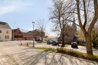 <p>Maak uw afspraak op één van de bezoekmomenten. Bel, whatsapp of mail Karin: 0468/12 68 62 – karin@albert.immo</p>
<p>Op de Kloosterberg ter hoogte van nummer 24 te Steenhuize - Wijnhuize vinden we een unieke combinatie van ruimte, privacy en een idyllische landelijke sfeer. In deze karaktervolle landelijke hoeve uit ca. 1890 vormen het authentiek karakter en de ruime bewoonbare oppervlaktes een ideale combinatie om te genieten van het landelijk wonen. De totale grondoppervlakte bedraagt 29are 97ca. De bewoonbare oppervlakte is zeer groot, uit te breiden met de zeer grote en hoge bovenverdieping en landerijen tot bijvoorbeeld een volwaardige tweede woongelegenheid + de mogelijkheid tot nog onbeperkt bij te bouwen, om bijvoorbeeld de co-housing- of B&amp;B-mogelijkheden te vergroten*. Het perceel ligt volledig in woongebied met landelijk karakter met volledige bouwzone (dus geen beperking tot 1000m3). Er is geen renovatieplicht. De voorgevel aan de straatkant kan worden gewijzigd naar nog meer landelijke of zelfs moderne stijl.</p>
<p>Of je nu droomt van wonen in alle rust, een B&amp;B of vakantiewoning, co-housing, een zorg- of kinderboerderij, een atelier of praktijkruimte of een plek voor plattelandsrecreatie – dit pand biedt eindeloze bestemmingen. * Via aanvraag omgevingsvergunning</p>