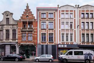 Ontdek deze  <strong>art-deco stadswoning</strong>, gelegen in het historische centrum van Lier, vlakbij de iconische St-Gummarustoren. Een perfecte ligging voor gezinnen met kinderen en <strong>tal van mogelijkheden</strong> op het gelijkvloers.<br /><br /><em><u>INDELING:</u></em><br /><strong>Kelder:</strong><br />Kelderruimte via een luik .<br /><strong>Gelijkvloers:</strong><br />Het volledig vernieuwde gelijkvloers biedt een stijlvolle inkomhal, een handige fietsenberging en 3 extra bergingen. De ruime, polyvalente ruimte (30,6m²) is perfect als kantoor of praktijkruimte. Daarnaast zijn er een wasruimte en een moderne sanitaire ruimte aanwezig. Via de traphal bereik je de eerste verdieping.<br /><strong>Eerste Verdieping:</strong><br />Ervaar de warme sfeer van de eerste verdieping met een gezellige living / eetkamer aan de voorzijde en met een open keuken aan de achterzijde, extra bergruimte naast de keuken. De keuken biedt toegang tot een groot, uitnodigend terras – de ideale plek voor ontspanning.<br /><strong>Tweede Verdieping:</strong><br />De tweede verdieping omvat een royale masterbedroom aan de voorzijde en een  badkamer aan de achterzijde, voorzien van een aparte douchecel, ligbad, WC en  lavabomeubel.<br /><strong>Derde Verdieping:</strong><br />Hier vind je een tweede en derde slaapkamer, perfect voor kinderen of als gastenkamers.<br />  <br />Deze woning is een <strong>unieke kans voor wie op zoek is naar een combinatie van authenticiteit en comfort</strong> in een levendige omgeving. Mis deze kans niet en plan vandaag nog een bezichtiging op het nummer 0496/289 489!
