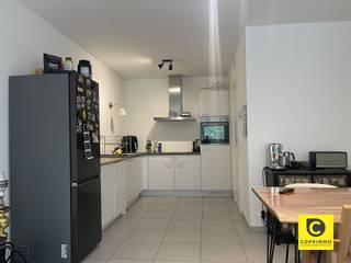<p><span>Recent 2 slp-appartement te huur in Deurne:</span></p><p><span> </span></p><p><span>Dit ruime moderne 2 slp-appartement met gezellig groot terras is gelegen op de eerste verdieping in het energiezuinige </span><span>project Silsburg Retour te Deurne</span><span>. Ideaal gelegen vlakbij openbaar vervoer en naast Albert Heijn. scholen en parken op wandelafstand. Private fietsenberging en autostaanplaats zijn inbegrepen. </span></p><p><span> </span></p><p><span>Het appartement heeft de volgende indeling:</span></p><p><span> </span></p><p><span>Inkomhal en praktische berging:</span></p><p><span>Bij binnenkomst wordt je verwelkomd in een hal met directe toegang tot de leefruimte. de handige aparte berging beschikt over een aansluiting voor een wasmachine en er is ook een gastentoilet aanwezig.</span></p><p><span> </span></p><p><span>Keuken en leefruimte</span><span>:</span></p><p><span>De keuken is eis modern ingericht. Een combi-oven, een keramische kookplaat, vaatwasser, spoelbak en een ingebouwde afwasmachine en koelkast. De aangrenzende leefruimte baadt in het natuurlijk licht, wat zorgt voor een ruimtelijk en warm gevoel, de perfecte plek om te ontspannen en gasten te ontvangen.</span></p><p><span> </span></p><p><span>Slaapkamers en badkamer:</span></p><p><span>Via de hal heb je toegang tot de 2 slaapkamers, badkamer en apart toilet.</span></p><p><span>Beide slaapkamers bevinden zich aan de rustige achterkant van het gebouw.</span></p><p><span>De moderne badkamer is uitgerust met een ruime inloopdouche en een dubbele lavabo.</span></p><p><span> </span></p><p><span>Terras:</span></p><p><span>Ruim terras is aanwezig met zicht op een groene omgeving</span></p><p><span> </span></p><p><span>Huurprijs:</span><span> €900,00 / maand</span></p><p><span>Maandelijkse kosten</span><span>: €75,00 / maand</span></p><p><span>Beschikbaarheid:</span><span> 1 september 2026</span></p><p><span>Plaatsbeschrijving : 260€ pp.</span></p><p><span> </span></p><p><span>Extra troeven:</span></p><p><span>- Goede locatie</span></p><p><span>- Gunstig EPC</span></p><p><span>- Aparte meters</span></p><p><span> </span></p>