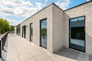 Laatste appartementen, MODERN ENERGIEZUINIG KLASSEPROJECT pal op de Vichteplaats. TOPLOCATIE (wekelijkse markt, alle winkels nabij, en aan het Oud Kasteel & de Kerk). Prachtige GROTE ZONNETERRASSEN. Als koper inspraak in de materialen. Oplevering voorjaar 2026. + 6% BTW mogelijk. Vraag nu extra info: info@immobeguin.be