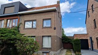 Te koop in Mechelen – Ruime halfopen bebouwing en 2 garagegronden met veel potentieel<br /><br />Bent u op zoek naar een ruime halfopen gezinswoning op een rustige ligging in Mechelen? Deze woning is ideaal voor gezinnen die vandaag ruim en comfortabel willen wonen en tegelijk toekomstgericht in hedendaags wooncomfort. De woning heeft 5 slaapkamers, grote tuin, een garage en 2 extra garagegronden aanpalend aan de tuin, wat zorgt voor extra parkeermogelijkheden of interessante mogelijkheden voor de toekomst.<br /><br />Dankzij het EPC-label C is er geen verplichte energetische renovatie.<br /><br />De woning scoort een Mobiscore van 9,4/10, waardoor winkels, scholen, openbaar vervoer, E19, R6 en fietsostrade vlot bereikbaar zijn.<br /><br />Bijzonderheden:<br /><br />- Toplocatie<br />- 5 slaapkamers<br />- Garage<br />- Extra 2 garagegronden<br />- Ruime tuin<br /><br /><br />Interieur<br /><br />Bewoonbare oppervlakte183 m²<br />Slaapkamers 5<br />Badkamers 1<br />WC 2<br />Zolder Ja<br />Keuken Ja<br />Kelder Ja<br /><br /><br />Financieel<br /><br />Vraagprijs exclusief notariskosten ( excl. eventuele registratiekosten) 459.000€<br />Kadastraal inkomen 1078 €<br /><br /><br />Verkoopmodaliteiten:<br /><br />De woning wordt uit de hand verkocht en rechtstreeks aangeboden door de eigenaar.<br /><br />De bezoeken vinden plaats tijdens twee kijkdagen:<br />Zaterdag 05/09<br />Zondag 13/09<br /><br />Vooraf inschrijven via e-mail ( taniatania@telenet.be) is vereist.<br />Na inschrijving ontvangt u een tijdslot.<br /><br /><br /><br />
