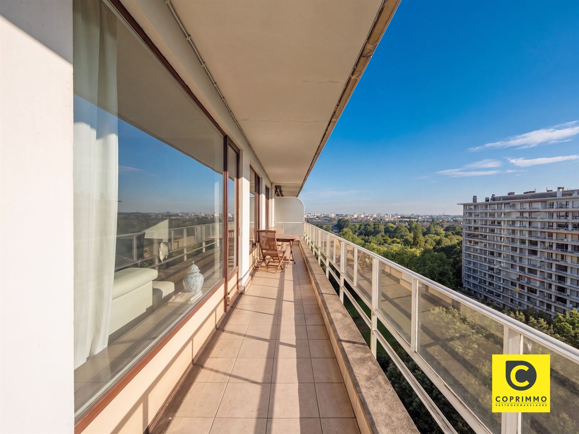 Instapklaar 2 slaapkamer appartement met groot terras! - foto 4