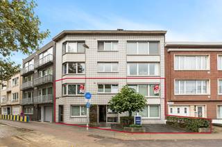 <p>Instapklaar kantoor op een commerciële zichtlocatie in Deurne-Zuid.</p>
<p>Dit ruime kantoor van maar liefst 228 m² bevindt zich op de zichtbare hoek van de Muggenberglei en Boekenberglei in Deurne-Zuid. Dankzij de strategische ligging in een levendige woonkern en nabij belangrijke invalswegen geniet deze eigendom van een uitstekende bereikbaarheid en maximale visibiliteit. De inrichting als dokterspraktijk maakt het pand onmiddellijk bruikbaar voor medische of vrije beroepen, maar biedt ook mogelijkheden voor andere professionele activiteiten. Bovendien ligt het kantoor vlak bij openbaar vervoer, parken en diverse voorzieningen. Een ideale opportuniteit voor wie op zoek is naar een functioneel en professioneel kantoor in Antwerpen.</p>
<p> </p>
<p>Belangrijkste ruimtes:<br />• Ruime onthaal- en wachtruimte met veel natuurlijke lichtinval<br />• Verschillende praktijk- of kantoorruimtes met flexibele indelingsmogelijkheden (huidige inrichting als dokterspraktijk)<br />• Functionele keuken of personeelsruimte<br />• Sanitair aanwezig<br />• Praktische bergruimtes en archiefruimte</p>
<p>Troeven:<br />• Commerciële zichtlocatie op de hoek van de Muggenberglei en Boekenberglei<br />• Grote bruikbare oppervlakte van 228 m²<br />• Kant-en-klare inrichting als dokterspraktijk</p>
<p> </p>
<p>Neem vandaag nog contact op met je ERA-makelaar voor meer informatie of een bezoek.</p>
<p>JOUW DROOMKANTOOR. ZO GEVONDEN!</p>