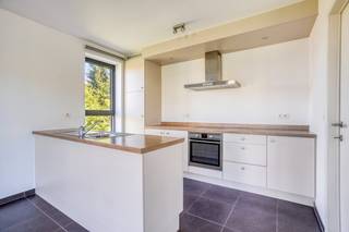 Gunstig gelegen appartement gelegen in een doodlopende straat en in de nabijheid van winkels, openbaar vervoer, invalswegen en alle voorzieningen. <br /><br />Dit energiezuinige appartement heeft label A en is gelegen op de eerste verdieping in een gebouw met lift.<br /><br />Indeling: inkomhal, een ruime woonkamer met open keuken, een berging, een toilet, twee slaapkamers (...m² en ...m²) en een badkamer met inloopdouche. Dit appartement heeft bovendien een leuk (overdekt) terras. Daarnaast is er ook nog een kelderruimte en een privé autostaanplaats inbegrepen. Het is mogelijk om van de staanplaats een gesloten garage te maken mits plaatsen van een poort. <br /><br />Extra informatie: recente bouw (2014-2015), elektriciteit conform tot 2051, individuele CV op gas, dubbele beglazing, gunstig EPC, ... Dit appartement is ideaal zowel voor eigen bewoning, als investering! <br /><br />Interesse? Contacteer Stephanie voor meer informatie of voor het inplannen van een bezoek op 0477 81 67 75 of Stephanie@woonkantoor.be