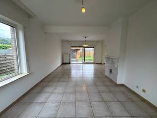 <strong>Ruime woning met veel lichtinval</strong> .<br />Op het <u>gelijkvloers</u> bevinden zich de<strong> lichtrijke leefruimte, ruime keuken, garage met elektrische poort, tuin met kleine vijver en tuinhuis</strong>.<br />In de<strong> inkomhal</strong> bevindt zich nog een <strong>apart toilet</strong>.<br />Op het <u>eerste verdiep</u> bevinden zich <strong>3 ruime slaapkamers</strong> en een <strong>ruime badkamer</strong>.<br /><br /><strong>Troeven:</strong>
<ul><li>Veel potentieel</li><li>Ruime woning</li><li>Half open</li><li>Veel lichtinval</li><li>Zonnepanelen (9 zonnepanelen)</li><li>zuidwest georiënteerde tuin</li></ul>