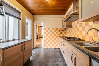 <p><br /></p><p><span>Deze ruime gezinswoning in de Marius Duchestraat in Vilvoorde combineert een aangename woonoppervlakte met een praktische indeling. </span></p><p><span>Met een bewoonbare oppervlakte van 150m2, vier slaapkamers en twee badkamers biedt deze woning volop ruimte voor gezinnen of wie nood heeft aan extra ruimte. </span></p><p><span>De woning beschikt over een EPC D, waardoor er geen renovatieplicht geldt. Bovendien is de elektrische installatie conform, wat zorgt voor extra gemoedsrust. </span></p><p><span>Achteraan beschikt de woning ook over een gezellige koer. </span></p><p><br /></p><p><strong>Belangrijke ruimtes:</strong></p><ul><li>Ruime leefruimte </li><li>Keuken met praktische indelinG</li><li>Vier slaapkamers</li><li>Twee badkamers voor extra comfort</li><li>Koer</li><li>Kelder</li></ul><p><strong>Troeven:</strong><span> </span></p><ul><li>Vier slaapkamers</li><li>twee badkamers</li><li>elektrische installatie conform</li><li>EPC D </li></ul><p><span>Graag een bezoek? Contacteer ons op 02 270 90 75! </span></p>