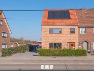 <p><strong>HALFVRIJSTAANDE WONING OP EEN PERCEEL VAN 9A 97CA IN HET CENTRUM VAN NEEROETEREN<br /><br /></strong><strong>TROEVEN<br /></strong>- Volledig gestript en heropgebouwd in 2025-2026<br />- 3 slaapkamers, waarvan een ruime slaapkamer op de tweede verdieping<br />- Perceel van 9a 97ca<br />- EPC-label A – slechts 34 kWh/m²<br />- Vloerverwarming op het gelijkvloers<br />- Warmtepomp voor verwarming en sanitair warm water<br />- Ventiloconvectoren op de verdieping met mogelijkheid tot koelen en verwarmen<br />- 8 zonnepanelen met een opbrengst van ca. 3.600 kWh/jaar<br />- Regenwaterput van 7.500 liter<br />- PVC-buitenschrijnwerk van Schüco met dubbele hoogrendementsbeglazing<br />- Elektrische installatie conform<br />- Centrale ligging nabij het centrum van Neeroeteren<strong><br /><br />KELDERVERDIEPING -01 (10,18 m²)<br /></strong>Kelderruimte (2,97 m x 3,43 m = 10,18 m²).</p>
<p><strong>GELIJKVLOERS 00 (61,08 m²)<br /></strong>Inkomhal: (3,28 m x 1,97 m = 6,46 m²): keramische tegelvloer.<br />Woonkamer: (7,67 m x 3,80 m = 29,14 m²): keramische tegelvloer.<br />Keuken (3,98 m x 3,07 m + 1,34 m x 3,85 m = 17,36 m²): volledig ingericht en uitgerust met een keramische kookplaat, afzuigkap, combi-oven, vaatwasser, koelkast en diepvriezer, keramische tegelvloer.<br />Berging (2,87 m x 2,20 m = 6,31 m²): technische ruimte, aansluiting wasmachine, keramische tegelvloer.<br />Toilet (1,68 m x 1,08 m = 1,81 m²): hangtoilet met lavabo, keramische tegelvloer.</p>
<p><strong>VERDIEPING +01 (45,14 m²)<br /></strong>Overloop (1,67 m x 4,76 m = 7,94 m²): klik pvc vloer.<br />Slaapkamer 1 (4,30 m x 3,50 m = 15,05 m²): klik pvc vloer.<br />Slaapkamer 2 (3,40 m x 4,00 m = 13,60 m²): klik pvc vloer.<br />Badkamer (2,88 m x 2,97 m = 8,55 m²): ingericht met badkamermeubel met lavabo, een anti-condensatie spiegel met geïntegreerde verlichting, een kolomkast, een ruime inloopdouche en een toilet. Het badkamermeubel werd reeds voorbereid voor de eventuele plaatsing van een tweede lavabo.</p>
<p><strong>VERDIEPING +02 (25,68 m²)<br /></strong>Dressing-/bergruimte (2,33 m x 2,05 m = 4,77 m²): klik pvc vloer.<br />Slaapkamer 3 (2,87 m x 4,80 m + 2,29 m x 3,12 m =20,91 m²): klik pvc vloer.<br /><br /><strong>EXTERIEUR</strong><br />- Bekiezelde oprit. <br />- Overdekt terras.<br />- Omheinde tuin.<br /><br /><strong>Om een beeld te geven van de mogelijkheden, werden de interieurfoto’s digitaal aangepast met een frisse verfafwerking. De impressiefoto’s tonen uitsluitend het effect van schilderwerken; de woning en haar indeling blijven verder ongewijzigd.</strong><br /><br />Bekijkt u deze advertentie via een aanverwante vastgoedsite, surf dan zeker naar onze website www.N78vastgoed.be voor een uitgebreide beschrijving en foto's. Meer info: +32 (0)89 86 18 88 of info@N78vastgoed.be.</p>