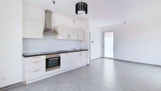 TREVI La Propriété vous propose à la location ce magnifique penthouse situé au 4ᵉ étage d'une résidence à Charleroi. Ce bien rare et très recherché offre un cadre de vie agréable et lumineux. Il se compose d'une chambre, d'un spacieux séjour avec cuisine ouverte entièrement équipée, d'une salle de bains, d'un WC séparé ainsi que d'une buanderie. Son véritable atout est sa superbe terrasse de 30 m², idéale pour profiter des beaux jours en toute intimité.Idéalement situé, l'appartement bénéficie d'un emplacement privilégié à proximité immédiate des commerces, des transports en commun, des écoles et de toutes les commodités, garantissant un confort de vie optimal.Le loyer est fixé à 840 €/mois, avec une provision de 150 €/mois de charges couvrant les charges communes de l'immeuble. Les consommations d'eau, de gaz et d'électricité sont reprises sur compteurs individuels et restent à charge du locataire.Une opportunité rare sur le marché locatif. Disponible à la location. Pour toute information complémentaire ou pour organiser une visite, contactez TREVI La Propriété au 071/33.37.69 ou envoyé votre candidature sur l'adresse email : info@lapropriete.be