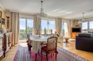 <p>Dit lichtrijke appartement van maar liefst 154 m² bevindt zich op de 7de verdieping en geniet van een panoramisch uitzicht over het stadspark van Aalst.</p><p>De eigendom omvat een ruime inkomhal, een bijzonder lichtrijke woonkamer met prachtig uitzicht, een afzonderlijk gastentoilet met lavabo en een extra salon dat naar wens kan worden ingericht als vierde slaapkamer, bureau, hobbyruimte of tweede zithoek. <br />Verder beschikt het appartement over een keuken, drie slaapkamers en twee badkamers.</p><p>Aan de leefruimte en keuken bevindt zich een terras met praktische berging. <br />Op niveau -1 beschikt het appartement bovendien over een extra privatieve berging.</p><p>Er is tevens de mogelijkheid om twee garageboxen aan te kopen, waarbij de dubbele garagebox wordt aangeboden aan €40.000 en de enkele garagebox aan €30.000.</p><p>Deze ruime en unieke eigendom biedt dankzij de royale oppervlakte, aangename indeling en uitzonderlijke ligging met zicht over het stadspark bijzonder veel potentieel. <br />Mits enkele opfrissingswerken kan hier een bijzonder comfortabel en stijlvol appartement worden gecreëerd.</p>