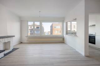 Volledig vernieuwd 2-slaapkamerappartement met terras én garagebox in Wilrijk<br /><br />Ontdek dit volledig gerenoveerde appartement aan de Pastoor Bauwenslaan in Wilrijk — een ideale combinatie van aangenaam wonen, energiezuinigheid en een uitstekende ligging nabij winkels, scholen en openbaar vervoer. <br />Dankzij de vlotte aansluiting met de A12, E19 en het centrum van Antwerpen geniet je hier van een perfecte bereikbaarheid.<br /><br />Indeling:<br />Via de inkomhal met vestiaire en apart toilet kom je in de lichte, open leefruimte met een vernieuwde vloer en grote raampartijen. De volledig vernieuwde keuken is uitgerust met moderne toestellen. De badkamer werd eveneens volledig vernieuwd en beschikt over een inloopdouche. Verder zijn er twee ruime slaapkamers en een aangenaam terras met handige berging achteraan het gebouw.<br />In de kelderverdieping bevindt zich nog een private berging.<br /><br />Het appartement onderging een grondige renovatie:<br />- Nieuwe keuken en badkamer<br />- Nieuwe vloeren<br />- Vernieuwde elektriciteit (conform)<br />- Nieuwe CV-leidingen<br />- Overal dubbele beglazing<br />Kortom: instapklaar en energiezuinig wonen zonder zorgen!<br /><br />Achteraan het gebouw bevindt zich een private garagebox, verplicht aan te kopen aan € 22.000.<br /><br />EPC: 151 kWh/m²<br /><br />Een perfecte keuze voor wie op zoek is naar een instapklaar, stijlvol appartement met terras en garage op een centrale, goed bereikbare locatie in Wilrijk.