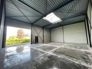 Nieuwbouw KMO-unit met een oppervlakte van 200 m² met 4 privatieve parkeerplaatsen te huur.De magazijnruimte heeft een vrije hoogte van +/- 6 m en is...