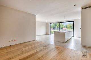 Prachtige HOB nieuwbouwwoning (2024) met 3 slaapkamers te Kalmthout! Bij het betreden van de woning kom je in een ruime inkomhal met een...