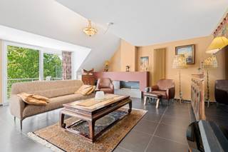 Luxueus en ruim duplexappartement met 3 slaapkamers in de residentie La Chalana, op de 4de en de 5de verdieping. Deze recente residentie (2008) is gelegen in het hart van Oostende: winkels, de haven en het station zijn op wandelafstand van het appartement. <br /><br />De inkomhal is uitgerust met ingemaakte kasten en is voorzien van een gastentoilet en een berging met aansluiting voor een wasmachine. De woonkamer is ruim en lichtrijk en geeft uit op het zonnig terras, waar u kunt genieten van het zicht op het Sint-Petrus- en -Paulusplein. Met de gashaard maakt u het extra gezellig in de winter. De open keuken is voorzien van alle hedendaags comfort met keramische kookplaat, koelkast, diepvries, oven, microgolfoven, en een vaatwasser. Op dezelfde verdieping vindt u tevens de master bedroom, voorzien van inbouwkasten, met ensuite badkamer met ligbad, toilet en dubbele wastafel. De ramen zijn voorzien van elektrische rolluiken.<br /><br />Met de trap kunt u naar de 5de verdieping, waar u de overige slaapkamers vindt. De 2de slaapkamer is zeer ruim, en heeft een aansluitende kamer die dienst kan doen als dressing of bureauruimte. Aansluitend vindt u de badkamer met inbouwkasten, wastafel en douche. Aan de andere kant van de nachthall vindt u de derde slaapkamer, opnieuw met eigen badkamer met douche, wastafel en inbouwkasten. In de nachthall vindt u nog een apart toilet.<br /><br />Individuele centrale verwarming op aardgas. Het appartement scoort goed op vlak van energiezuinigheid: EPC 108 kWh/(m² jaar), energielabel B. P-score D, G-score D. De elektrische installatie is conform.<br /><br />Het gebouw is voorzien van een fietsenstalling, een vuilnislokaal en een ruime lift. Het is mogelijk om een garagebox aan te kopen (mits meerprijs) of te huren in het gebouw.<br /><br />Vraag vandaag nog uw bezoek aan van dit prachtig appartement.