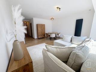 Op een toplocatie in het bruisende centrum van Westende-Bad, op slechts enkele stappen van het strand en de tramhalte, bevindt zich dit volledig gerenoveerde en instapklare appartement met één slaapkamer. Dankzij de centrale ligging geniet u van een vlotte bereikbaarheid en bevinden winkels, horecazaken en alle voorzieningen zich op wandelafstand.<br /><br />Bij het betreden van het appartement komt u in de inkomhal die rechtstreeks toegang biedt tot de ruime slaapkamer. Verder beschikt het appartement over een stijlvolle badkamer met douche en een apart toilet. Achteraan bevindt zich de lichtrijke leefruimte met een open, volledig ingerichte keuken. Vanuit de woonkamer geniet u van een aangenaam uitzicht, wat zorgt voor een extra gevoel van ruimte en licht.<br /><br />Het appartement werd volledig gerenoveerd met kwalitatieve materialen en is tot in de puntjes afgewerkt, waardoor u zonder enige zorgen onmiddellijk kunt intrekken. Of u nu op zoek bent naar een tweede verblijf aan zee, een vaste woonst of een interessante investering, dit appartement biedt alle troeven om jarenlang zorgeloos te genieten van de Belgische kust.