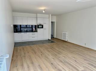 <p><span>Volledig nieuw appartement in het centrum van Oudenaarde.</span></p><p><span> </span></p><p><span>INDELING</span></p><p><span>Dit mooi ingericht appartement is gelegen op de eerste verdieping met afzonderlijke ingang.</span></p><p><span>Op het 1ste verdiep van het appartement heb je van een volledig uitgeruste keuken, een lichtrijke leefruimte en een terras.</span></p><p><span>Op de eerste verdieping heb je de eerste slaapkamer en mooie grote badkamer met bad en douche. </span></p><p><span>Op het 2de verdiep zijn er nog 2 grote slaapkamers waarvan 1 voorzien van een douche.</span><br /> </p><p><span>Dit appartement voorziet ook een fietsenberging, wat nog een extra troef is ! </span></p><p><span>Het appartement is volledig geschilderd en voorzien van mooie inbouwkasten.<br />Mogelijkheid tot het bij huren van een autostaanplaats.</span><br /> </p><p><span> </span></p><p><span>TECHNISCH</span></p><p><span>Zeer gunstig epc A label.</span></p><p><span>Zeer ruim app met 176m² bewoonbare opp.<br />10 zonnepanelen aanwezig.</span></p><p><span> </span></p><p><span>PRAKTISCH</span></p><p><span>Het appartement is onmiddelijk beschikbaar.</span></p><p><span>Wacht niet om uw bezoek aan te vragen! Bel 055/69.68.67 (keuze 1 of 2 )of mail hilde@immodhondt.be. </span></p><p><span> </span></p><p><span> </span></p><p><span> </span></p>