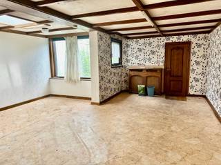 <p><span>Te renoveren woning met garage in centrum Oudenaarde.</span></p><p><span> </span></p><p><span>INDELING</span></p><p><span>De woning omvat op het gelijkvloers een inkomhal, 2 slaapkamers, living, keuken en badkamer.</span></p><p><span>Op de eerste verdieping is er een living met keuken, badkamer en slaapkamer.</span></p><p><span>Verder is er een zolder en een kelder.</span></p><p><span>De woning heeft een ruime garage op de kant van de Pauwel Vander Scheldenstraat.</span></p><p><span> </span></p><p><span>LIGGING</span></p><p><span>Gelegen in het centrum van Oudenaarde, vlakbij het station en op wandelafstand van de markt.</span></p><p><span> </span></p><p><span>PRAKTISCH</span></p><p><span>Voor meer info en/of afspraak mail eefje@immodhondt.be</span></p>