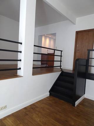 Uniek gelijkvloers appartement met één slaapkamer en gezellig koer. Recent gerenoveerd met oog voor detail. <br /><br />Centraal gelegen, en op enkele minuten stappen van het hippe Groene kwartier. Zeer makkelijk toegankelijk per fiets, auto of openbaarvervoer. <br /><br />Je komt binnen via de ruime leefruimte opgedeeld in 3 niveaus voorzien van een aangename parketvloer. Open ingerichte keuken voorzien van koelkast, vaatwasser en inductie kookvuur. Berging met aansluiting voor wasmachine. Slaapkamer met toegang tot de badkamer, met douche en toilet. <br /><br />Bijzonderheden: <br />- volledig gerenoveerd (2018)  <br />- koer<br />- fietsenberging aanwezig<br />- mogelijkheid tot het huren van een autostaanplaats<br /><br />€125 maandelijkse provisiekosten voor water, verwarming, warm water, verbruik en onderhoud van de algemene delen, huurders aansprakelijkheidsverzekering, jaarlijkse cv onderhoud. <br /><br />