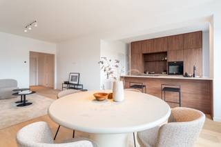 Gerenoveerd appartement op goede ligging in Wilrijk vlakbij scholen, winkels, openbaar vervoer,.... Het appartement is gelegen in een volledig gerenoveerd kleinschalig gebouw.<br /><br />Indeling: <br />Hal op parket, +/- 5.5 m².<br />Living op parket, +/- 28 m².<br />Open ingerichte keuken voorzien van spoeltafel, kookplaat, frigo met diepvriezer, vaatwasser, oven, +/- 11 m².<br />Berging met aansluiting wasmachine.<br />Slaapkamer 1 op parket, +/- 16 m².<br />Slaapkamer 2 op parkert, +/- 10 m². Terras: +/- 3 m² op tegels.<br />Badkamer met regeninloopdouche, dubbele wastafel meubel, handdoekdroger, mortex vloer.<br /><br />CV op gas individueel.<br /><br />