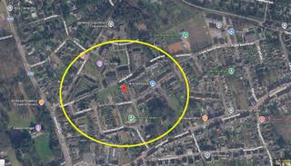 Rijwoning met tuin op rustige ligging in Waasmunster. Op zoek naar een woning met een uitstekende bereikbaarheid? Deze rijwoning is rustig gelegen in een woonwijk in Waasmunster en heeft een vlotte verbinding naar de E17 en via het openbaar vervoer. Bij het betreden van de woning komt u terecht in de hal met gastentoilet met aansluitend de leefruimte en keuken. Verder beschikt de woning over een badkamer met tweede toilet en twee volwaardige slaapkamers. Via een vaste trap bereikt u de zolderverdieping, waar zich nog een extra kamer bevindt, ideaal als bureau, hobbyruimte of kinderkamer. Buiten geniet u van een gezellige tuin met overdekt terras, perfect om in alle seizoenen van het buitenleven te genieten. Daarnaast zijn er een praktische buitenberging en een kelder aanwezig, wat zorgt voor extra opbergruimte. Een extra troef is de berging/wasplaats met een extra spoelbak en toegang naar de tuin.Daarnaast beschikt de woning over elektrische rolluiken en een parkeerplaats op eigen terrein.Kom je de woning graag bezichtigen? Contacteer ons dan via contact@eberhardvastgoed.be of +32 3 779 69 29 We horen graag van je!
