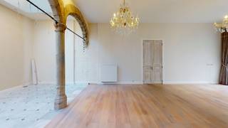 Gerenoveerde Stadsvilla in het hartje van de stad.<br /><br />Deze comfortabele stadsvilla stamt origineel uit de 16de eeuw, en draagt een rijke geschiedenis met zich mee. <br />Hier geniet u van een oase van rust, in het hartje van de stad gelegen tussen de Groenplaats, de Grote Markt en het Centraal Station. <br /><br />Inkom met vestiaireruimte en een gastentoilet op marmeren vloer. De ruime leefruimte is voorzien van eiken parket, authentieke kolommen, en een prachtige lichtinval dankzij de hoge plafonds. Aansluitend vindt u de leefkeuken op marmer. De grote harmonica deuren geven toegang tot de private stadstuin van ca. 53 m2.<br /><br />Op de eerste verdieping bevindt zich de master bedroom voorzien van vloerverwarming en een dressing voorzien van ingemaakt kastenwerk. Aansluitend een eerste badkamer met ligbad, dubbele wastafel, inloopdouche en separaat toilet. <br /><br />Op de tweede verdieping bevinden zich twee slaapkamers elk voorzien van een eigen badkamer met douche en wastafel. <br />Verder een bureel of extra slaapkamer, een separaat toilet en een wasplaats.<br /><br />De woning werd hoogwaardig en met duurzame materialen afgewerkt.<br />De uitstekende ligging in combinatie met een ruime stadstuin zorgen voor een optimaal wooncomfort.<br /><br />Gemeenschappelijke fietsenberging aanwezig, en mogelijkheid tot het huren van twee ondergrondse autostaanplaatsen aan 200 EUR per maand<br /><br />Gemeenschappelijke kosten zijn 150 EUR per maand.