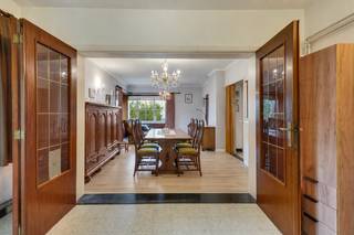 DEGELIJKE WONING BOORDEVOL POTENTIEEL IN DOODLOPENDE STRAAT<br /><br />Deze karaktervolle woning is gelegen langs de rustige, doodlopende Irisstraat in Nieuwe Kempen, deelgemeente van Opglabbeek. Bovendien is de lagere school op wandelafstand bereikbaar en is er een vlotte verbinding met zowel het centrum van Opglabbeek, Genk als de oprit van de E314.<br /><br />De woning heeft een ruimtelijk gevoel dankzij de open indeling en de grote raampartijen met een open zicht op het achtergelegen groen. Zo is er een ruime living van bijna 35 m² met een aanpalende keuken. Voorts zijn er gelijkvloers nog een inkomhal, een badkamer en een inpandige garage die eventueel ook dienst kan doen als kantoor- of praktijkruimte.<br /><br />De eerste verdieping heeft op haar beurt dan weer 3 slaapkamers, 2 bergingen en een overloop te bieden. Extra opbergruimte is er voorzien in de kelderverdieping of op de zolder. De woning is gelegen op een mooi, zuidelijk georiënteerd perceel van 10 are. Met haar EPC-label F valt de woning onder de renovatieverplichting binnen de 6 jaar. Op onze website kan u onder downloads een renovatierapport downloaden wat u een idee geeft van de investeringen die nodig zijn om de woning energetisch te renoveren.<br /><br />Enkele TROEVEN van deze woning opgelijst:<br /><br />+ Dak volledig vernieuwd + ramen deels vernieuwd<br />+ Betonnen tussenvloeren<br />+ Zuidelijk georiënteerd perceel 10 are<br />+ Rustige ligging in doodlopende straat vlakbij school<br />+ Grotendeels rolluiken voorzien<br />+ Open indeling met grote raampartijen<br />+ Karaktervolle woning boordevol potentieel<br />+ Mogelijkheid creatie kantoor-/praktijkruimte in garage<br /><br />Kortom, een zeer degelijke woning met zeer veel potentieel op een rustige locatie. Meer info? Contacteer Maarten Delbroek via maarten@vestio.com of bel naar 0471/034804.<br />