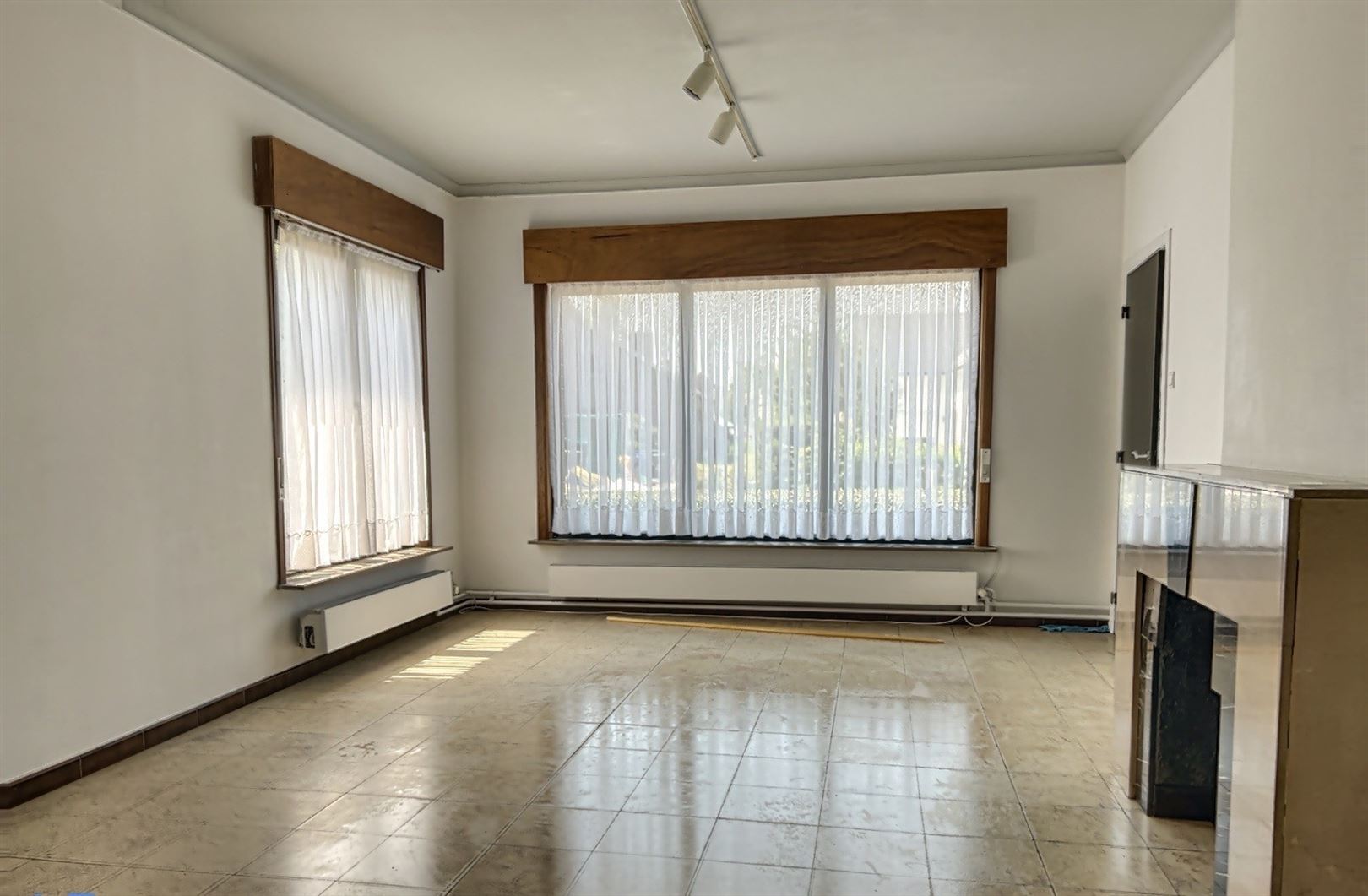 Rustig gelegen open bebouwing met 2 slaapkamers en bureau op een perceel van 920 m². - foto 2