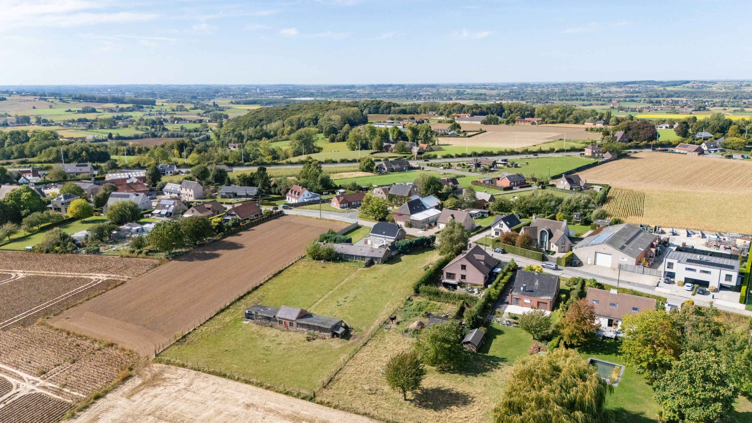 Grote woonst met bijgebouwen, hangar, UNIEK ZICHT, 4915m2. - foto 5