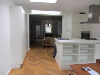 Een verrassend ruime, instapklare woning, ideaal voor een koppel, klein gezin of alleenstaande.<br /><br />Op de benedenverdieping vind je een grote woonkamer en een open keuken, beide op doorlopende visgraatparket. De open keuken is voorzien van een nieuwe ijskast en vaatwasmachine, een groot en handig keukenblok met gasvuur, gootsteen en onderaan kastruimte ; Een grote wandkast biedt de nodige opslagruimte. Het gelijkvloers loopt naadloos over in de tuin dankzij een kamerbreed schuifraam (incl. muggenraam).<br /><br />Boven tref je lichtrijke kamers en een ruime badkamer met bad (incl. douche) aan. De hele bovenverdieping is voorzien van eiken fineer parket voor een warme, natuurlijke uitstraling. De zolderkamer biedt plaats voor een bureau, kinderkamer of bergruimte.<br /><br />Een servitudeweg loopt rechtstreeks van de straat naar de tuin met een ruim tuinhuis, zodat je met vuilniszakken en fietsen niet door het huis moet. De tuin biedt een fijne buitenruimte, met bovendien veel groen in de nabije parken in de directe omgeving. De woning is gelegen in een rustige straat én ligt tegelijk zeer centraal, vlakbij scholen, winkels en alle belangrijke invalswegen van en naar Antwerpen en de haven. <br /><br />Gunstige EPC-waarde=C dus geen renovatiewerken verplicht.<br /><br />Een huis dat je echt langs de binnenkant moet bekijken. Welkom op de kijkdag op zaterdag 13 juni.<br />Meld je aan via klaartjeascoop@gmail.com en we spreken een uur af.<br /><br />Weergegeven oppervlakte is overgenomen van het EPC - attest en louter indicatief.<br /><br />Richtprijs/ bieden 'onder gesloten enveloppe'.<br />